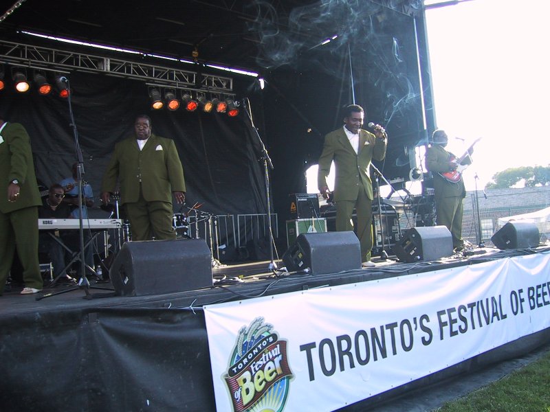 Toronto's Festival of Beer 2004: сцена с музыкантами в зелёных костюмах
