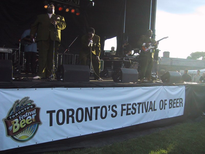 Toronto's Festival of Beer 2004: сцена с музыкантами в зелёных костюмах