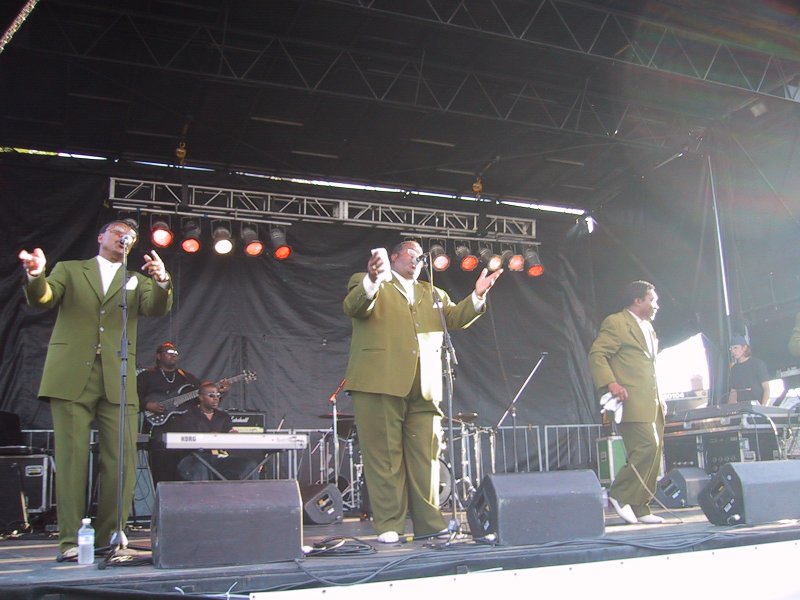 Beer Fest 2004, Канада: три певца в оливковых костюмах на сцене с KORG и Marshall