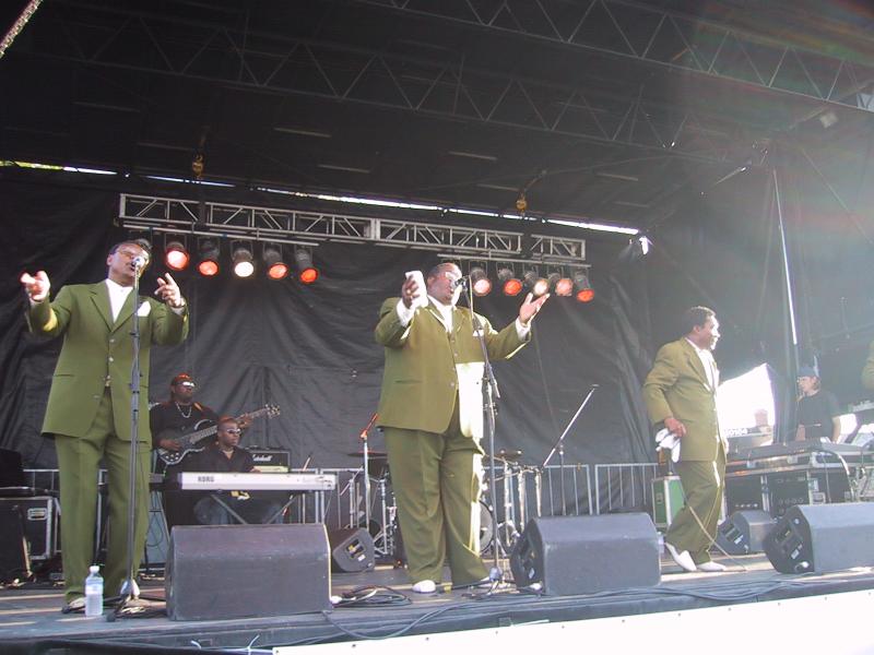 Beer Fest 2004, Канада: три певца в оливковых костюмах на сцене с KORG и Marshall