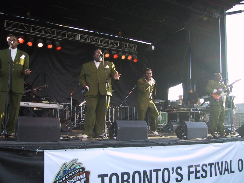 Toronto's Festival of Beer 2004: зелёные костюмы и Korg-синтезатор на сцене