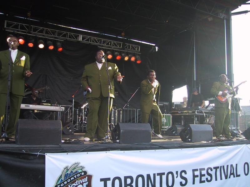 Toronto's Festival of Beer 2004: зелёные костюмы и Korg-синтезатор на сцене
