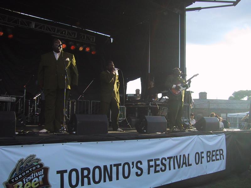 Toronto's Festival of Beer 2004: сцена с музыкантами в зелёных костюмах