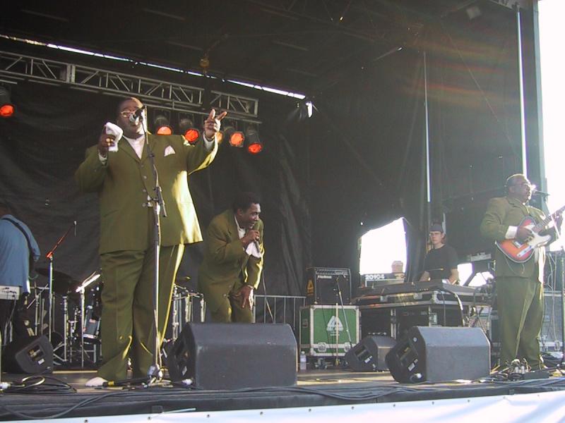 Toronto's Beer Festival 2004: зелёные костюмы на сцене под оранжевым светом