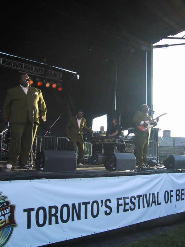 Toronto's Festival of Beer 2004: зелёные костюмы и гитара на сцене