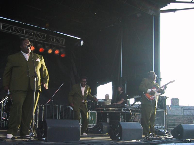 Toronto's Festival of Beer 2004: зелёные костюмы и гитара на сцене