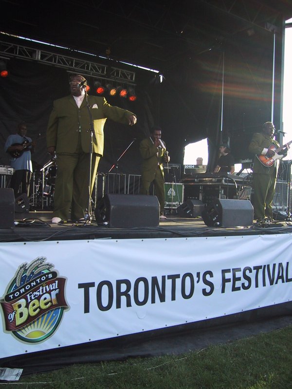 Toronto's Festival of Beer 2004: сцена с музыкантами в зелёных костюмах