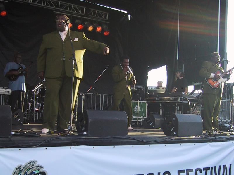 Toronto's Festival of Beer 2004: сцена с музыкантами в зелёных костюмах