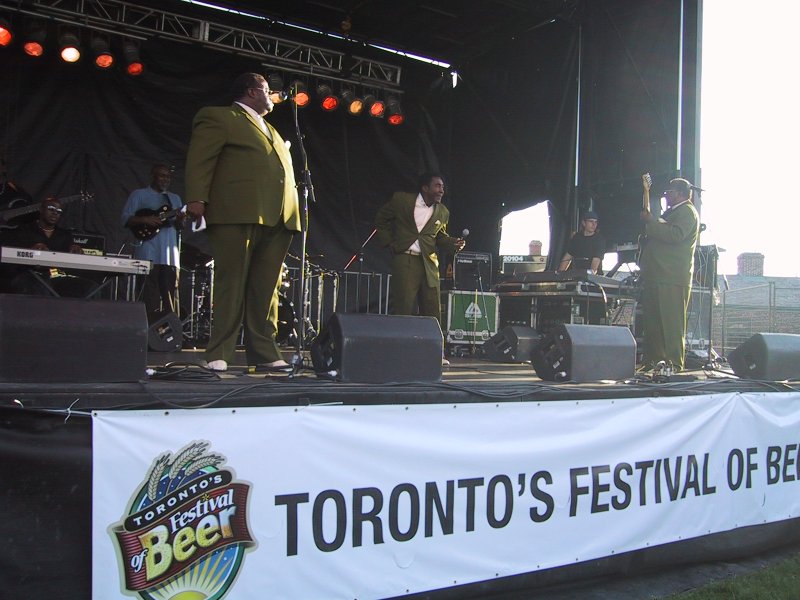 Toronto's Festival of Beer 2004: сцена с музыкантами в зелёных костюмах