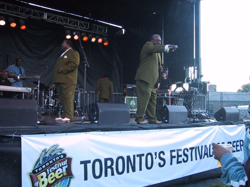 Toronto's Festival of Beer 2004: джаз-группа в оливковых костюмах на сцене