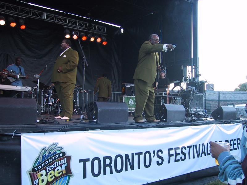 Toronto's Festival of Beer 2004: джаз-группа в оливковых костюмах на сцене
