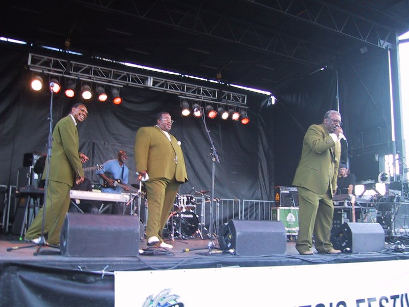 Beer Fest 2004 в Канаде: три певца в оливковых костюмах на сцене