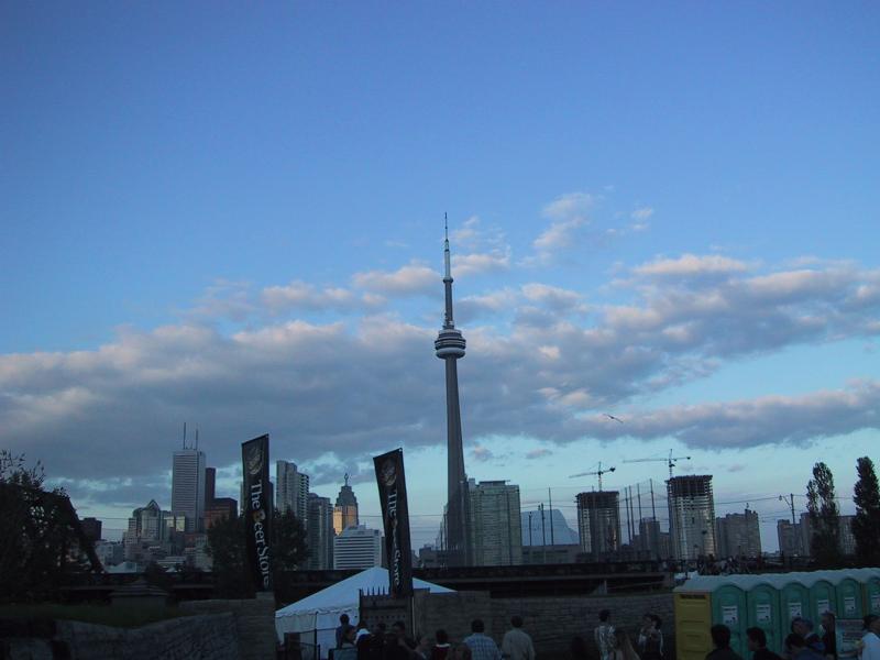 Toronto Beer Fest 2004: CN Tower над городским пейзажем и фестивальными баннерами