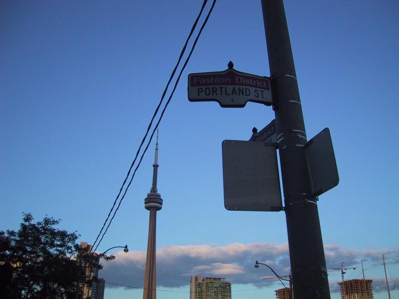 Portland St в Fashion District, Торонто, 2004: CN Tower на фоне сумеречного неба