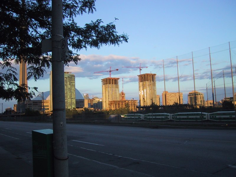 Торонто, 2004: стройки у стадиона и поезд GO Transit на закате