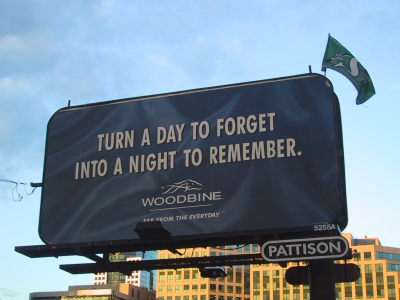 Билборд Woodbine в Канаде, 2004: «Turn a day to forget into a night to remember»