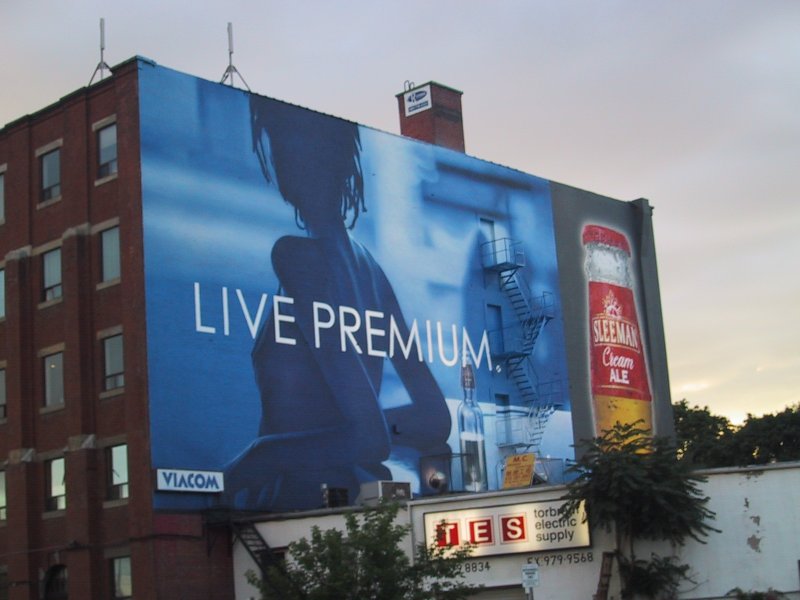 Билборд с надписью «LIVE PREMIUM» и бутылкой Sleeman Cream Ale в Канаде, 2004