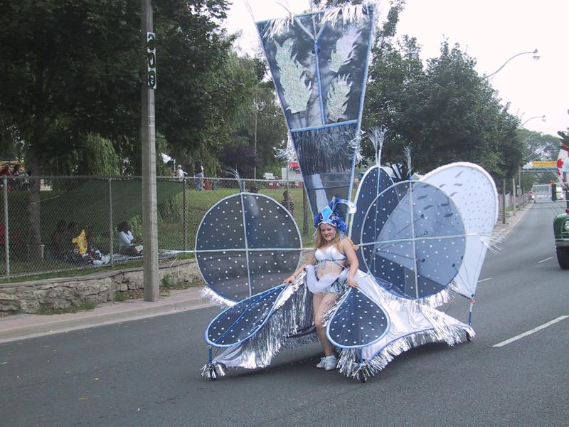Caribana 2003, Торонто: девушка в бабочке из синего пластика и фольги