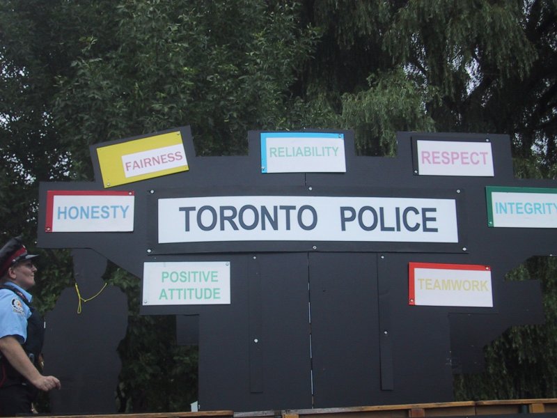 Toronto Police в рамках Caribana 2003: табличка с принципами служебной этики