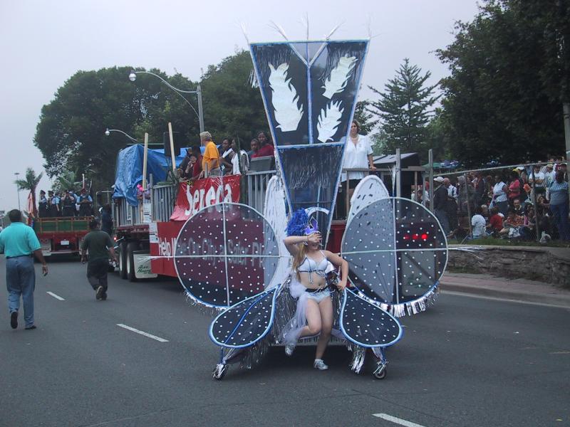 Caribana 2003 в Торонто: бабочка на фестивальной карете с надписью «Sereca»