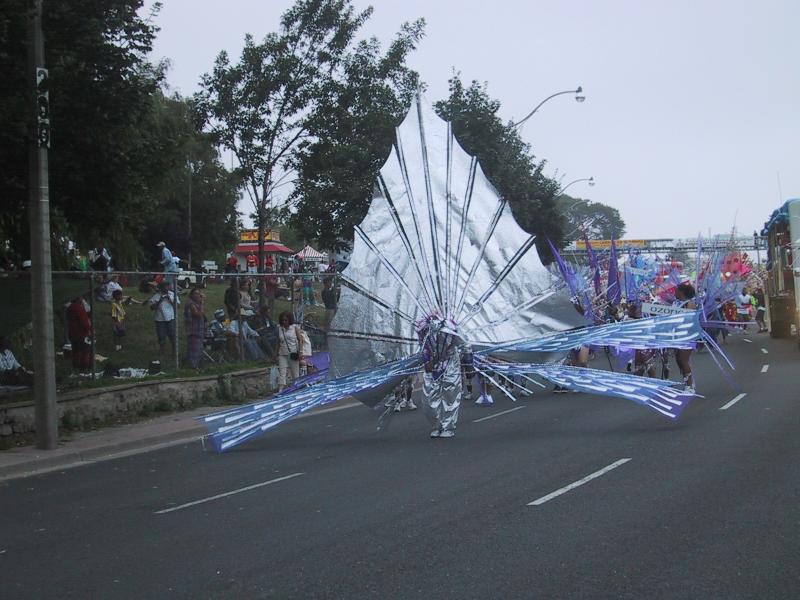 Caribana 2003 в Торонто: сияющий бабочкой-паразитом на улице