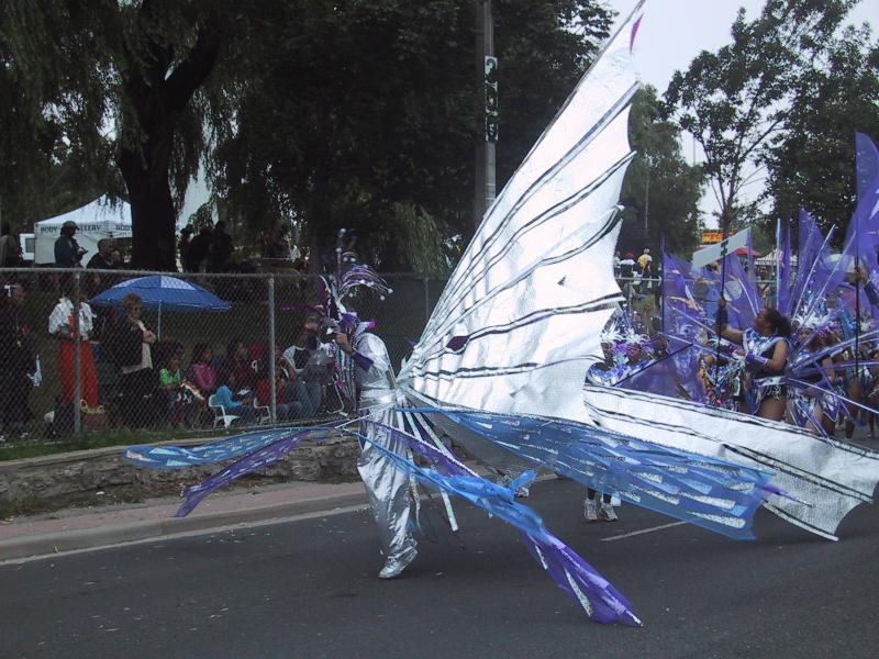 Caribana 2003 в Торонто: бабочка из серебра и фиолетового