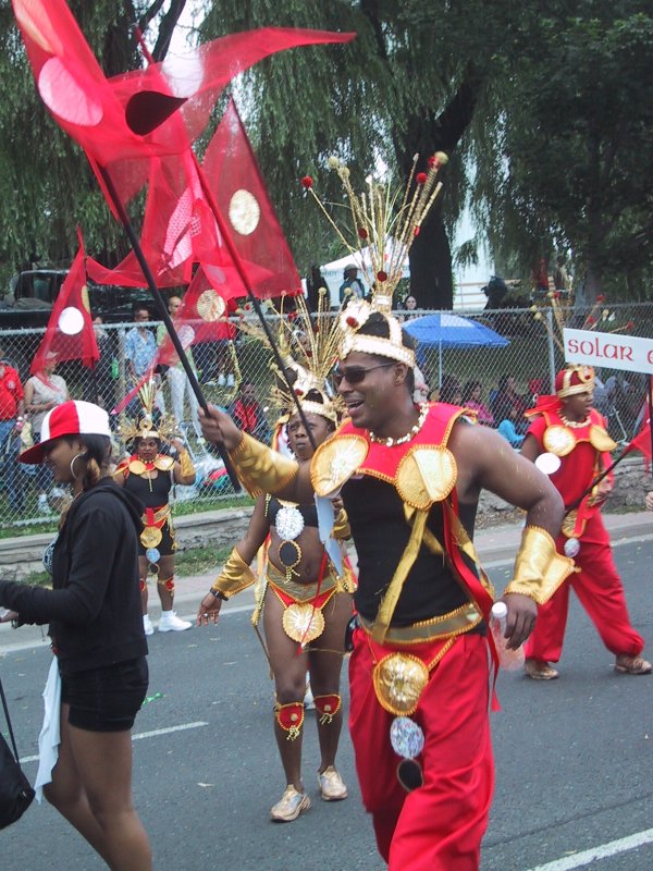 Caribana 2003 в Торонто: красные флаги и золотые украшения на улице