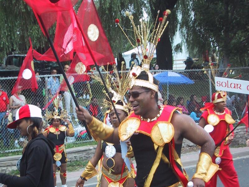 Caribana 2003 в Торонто: красные флаги и золотые украшения на улице