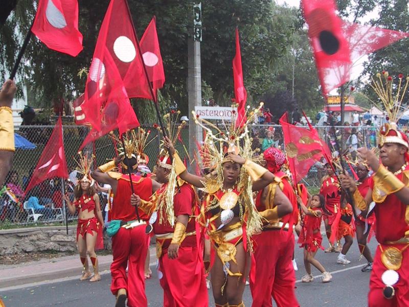 Caribana 2003 в Торонто: красные флаги и золотые украшения на улице