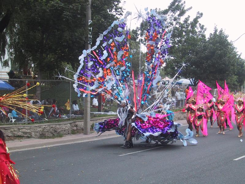 Caribana 2003 в Торонто: бабочка из фольги и розовых знамён