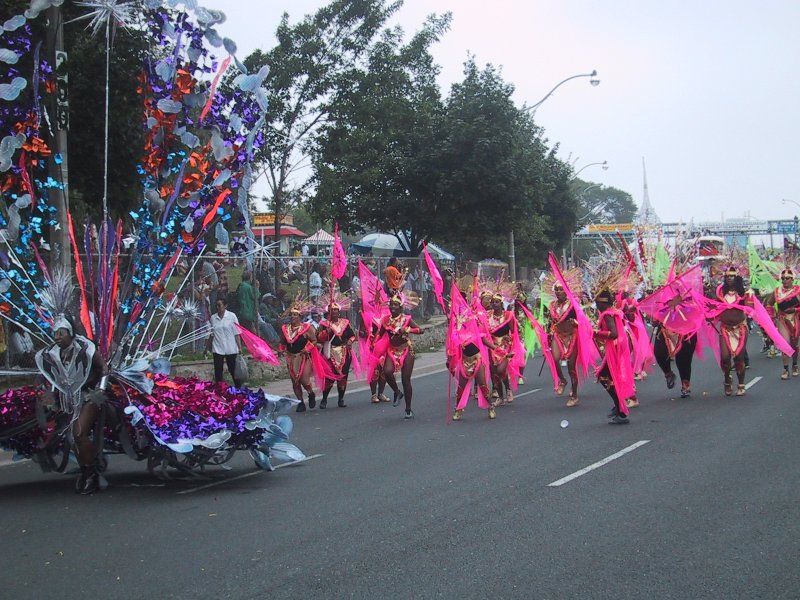 Caribana 2003 в Торонто: яркие костюмы и флаги на улице