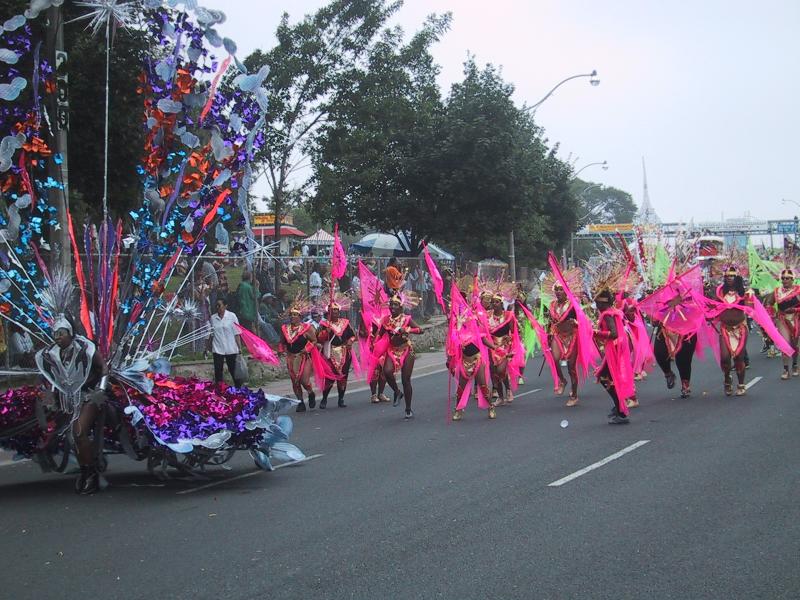 Caribana 2003 в Торонто: яркие костюмы и флаги на улице