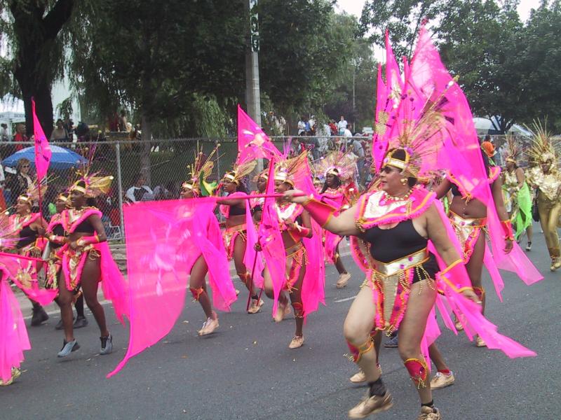 Caribana 2003 в Торонто: танцующие в розовых перьях и золоте
