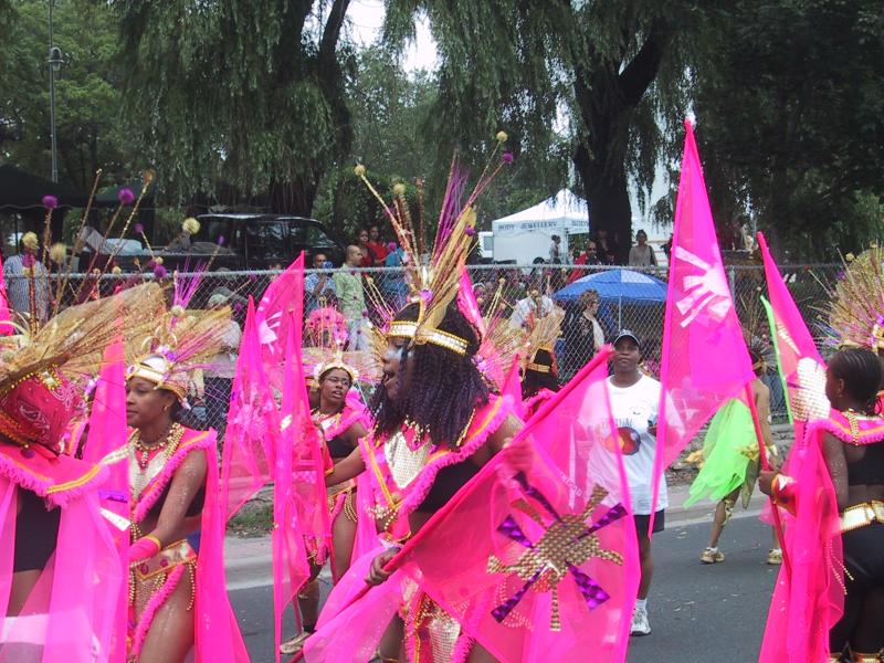 Caribana 2003 в Торонто: розовые флаги и перья на улице