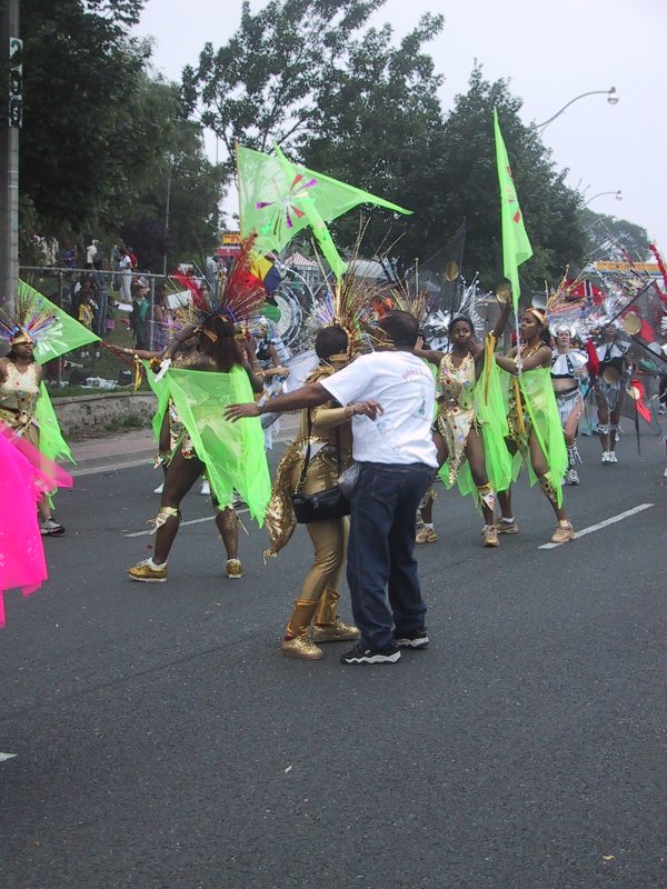 Caribana 2003 в Торонто: зелёные флаги и золотые костюмы на улице