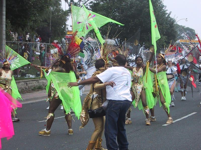 Caribana 2003 в Торонто: зелёные флаги и золотые костюмы на улице