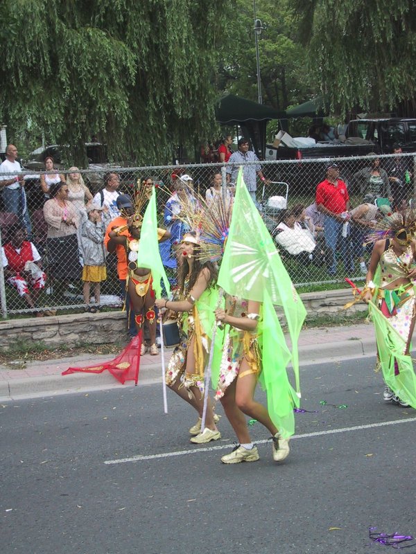 Caribana 2003 в Торонто: зелёные флаги и блестки на улице