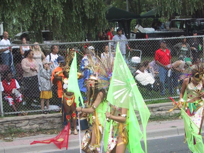 Caribana 2003 в Торонто: зелёные флаги и блестки на улице