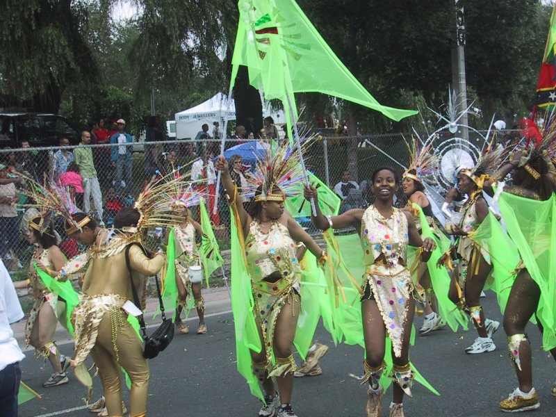 Caribana 2003 в Торонто: зелёные флаги и золотые костюмы на улице