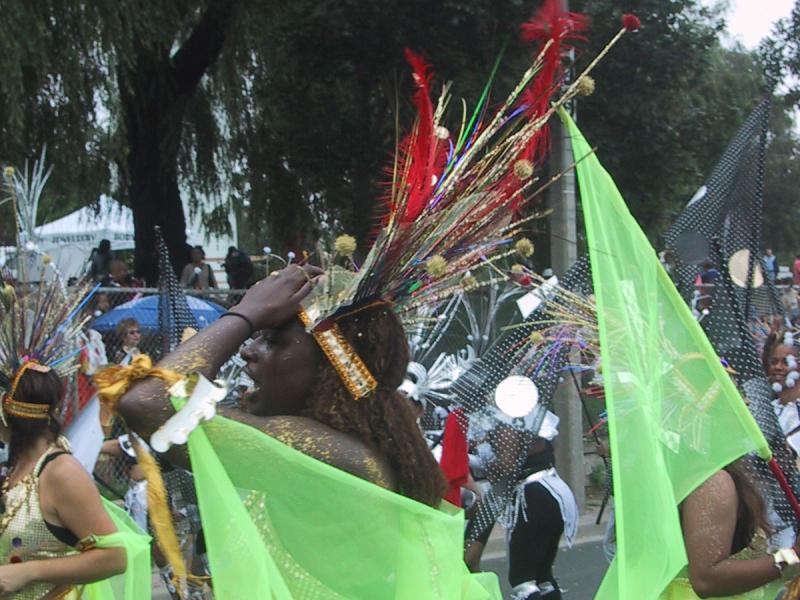 Caribana 2003 в Торонто: зелёные ткани, перья и блеск костюмов