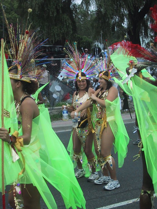 Caribana 2003 в Торонто: золотые костюмы и неоновые ткани на улице