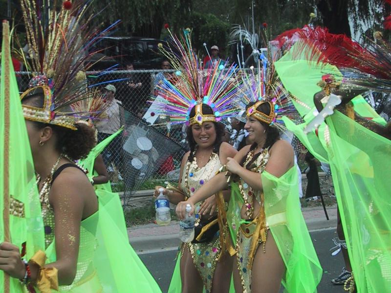Caribana 2003 в Торонто: золотые костюмы и неоновые ткани на улице