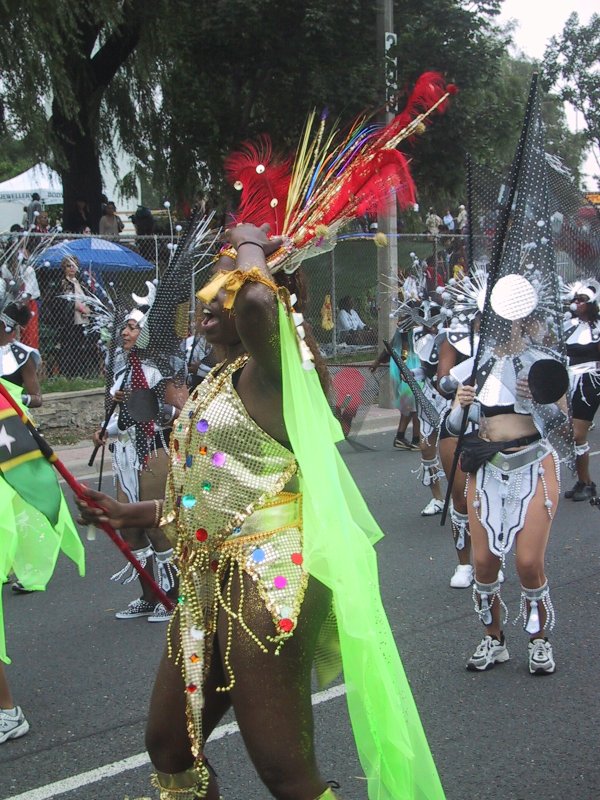 Caribana 2003 в Торонто: золотой костюм с красными перьями и неоновой тканью