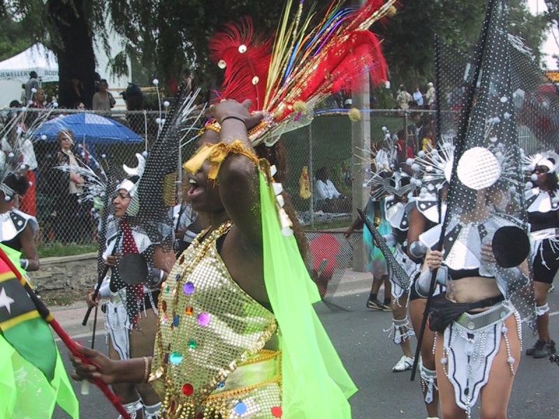 Caribana 2003 в Торонто: золотой костюм с красными перьями и неоновой тканью