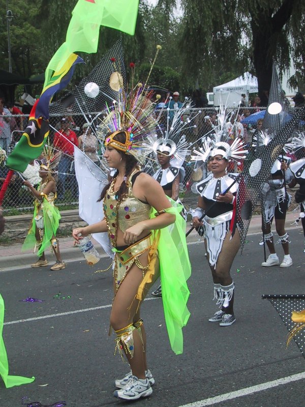 Caribana 2003 в Торонто: золотой костюм с бирюзовыми перьями и флагом Сент-Люсии