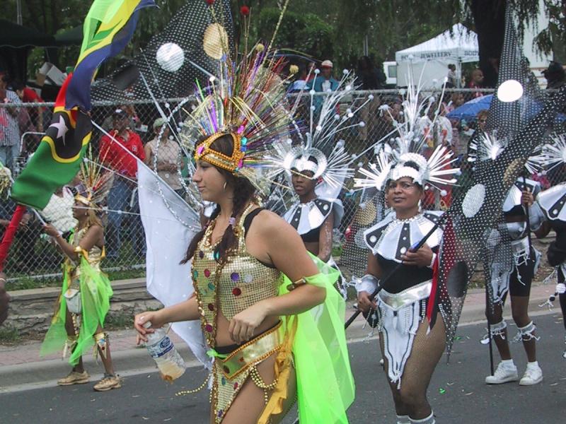 Caribana 2003 в Торонто: золотой костюм с бирюзовыми перьями и флагом Сент-Люсии