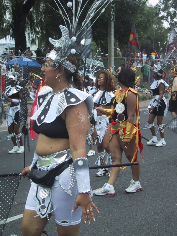 Caribana 2003 в Торонто: танцующие в серебре и золоте по улицам