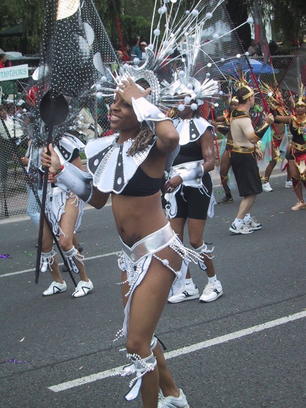 Caribana 2003 в Торонто: танцующая участница в серебристом костюме с перьями