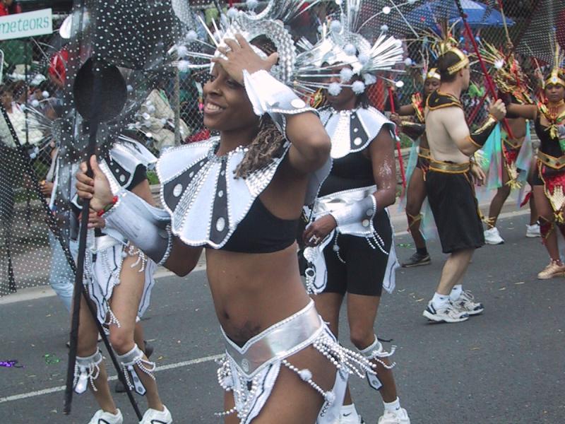 Caribana 2003 в Торонто: танцующая участница в серебристом костюме с перьями