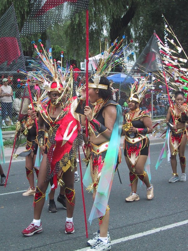 Caribana 2003 в Торонто: танцующие с золотыми перьями и красными бантами
